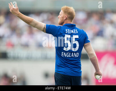 Londra, Regno Unito. 12 Giugno, 2015. 2° ODI Royal London One-Day serie. Tra Inghilterra e Nuova Zelanda. Ben Stokes di Inghilterra organizza il campo davanti al suo bowling. Credito: Azione Sport Plus/Alamy Live News Foto Stock