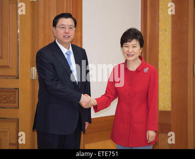 Seoul, Corea del Sud. 11 Giugno, 2015. Zhang Dejiang (L), presidente del comitato permanente per la Cina del congresso nazionale del popolo, si incontra con il Presidente sud coreano Park Geun-hye a Seul, Corea del Sud, 11 giugno 2015. © Xie Huanchi/Xinhua/Alamy Live News Foto Stock