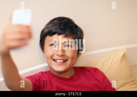 Ragazzo giovane rendendo selfie foto con smart phone - con profondità di campo Foto Stock