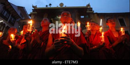 Kathmandu, Nepal. 12 Giugno, 2015. Nepalese monaci buddisti partecipare ad un lume di candela veglia e offrire preghiere per memorizzare le vittime del terremoto a Bouddhanath Stupa di Kathmandu, Nepal, il 12 giugno 2015. © Sunil Sharma/Xinhua/Alamy Live News Foto Stock