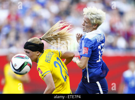 Winnipeg, Canada. 12 Giugno, 2015. Megan Rapinoe (R) degli Stati Uniti il sistema VIES con Olivia Schough di Svezia durante il loro gruppo D corrispondono a Winnipeg Stadium di Winnipeg, Canada il 12 giugno 2015. (Xinhua/Ding Xu) Credito: Xinhua/Alamy Live News Foto Stock