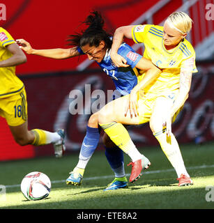 Winnipeg, Canada. 12 Giugno, 2015. Christen Premere (L) degli Stati Uniti il sistema VIES con Nilla Fischer di Svezia durante il loro gruppo D corrispondono a Winnipeg Stadium di Winnipeg, Canada il 12 giugno 2015. (Xinhua/Ding Xu) Credito: Xinhua/Alamy Live News Foto Stock