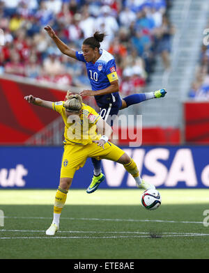 Winnipeg, Canada. 12 Giugno, 2015. Carli Lloyd (Top) degli Stati Uniti il sistema VIES con Lisa Dahlkvist di Svezia durante il loro gruppo D corrispondono a Winnipeg Stadium di Winnipeg, Canada il 12 giugno 2015. (Xinhua/Ding Xu) Credito: Xinhua/Alamy Live News Foto Stock