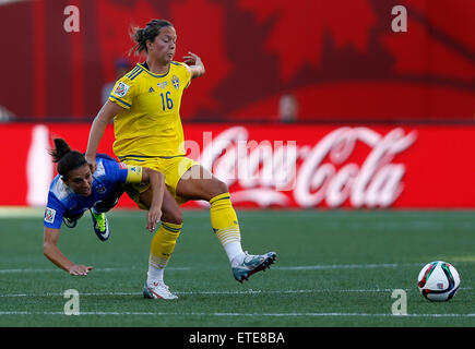 Winnipeg, Canada. 12 Giugno, 2015. Carli Lloyd (L) degli Stati Uniti il sistema VIES con Lina Nilsson di Svezia durante il loro gruppo D corrispondono a Winnipeg Stadium di Winnipeg, Canada il 12 giugno 2015. ) Credito: Xinhua/Alamy Live News Foto Stock