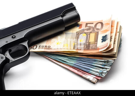 Mazzetto di banconote in euro di varie denominazioni con una pistola. Isolato su bianco Foto Stock