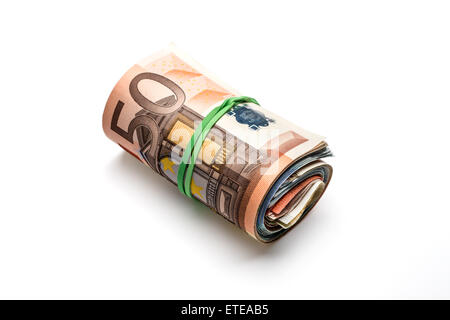 Euro Bills rotolo di varie confessioni. Isolato su bianco Foto Stock