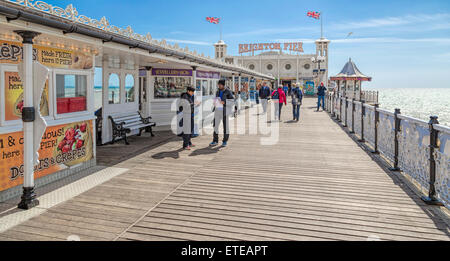 I turisti visite turistiche sul famoso Palace Pier, o.k.a. Il Brighton Pier e Brighton e Hove, East Sussex, Inghilterra, Regno Unito. Foto Stock