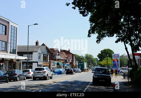 Ascot Berkshire England Regno Unito - il traffico passa attraverso Ascot High Street Foto Stock