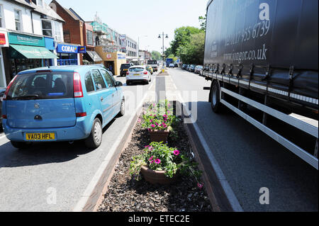 Ascot Berkshire England Regno Unito - il traffico passa attraverso Ascot High Street Foto Stock