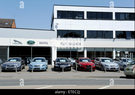 Ascot Berkshire England Regno Unito - la prestigiosa Guy salmone showroom di auto e concessionari per Jaguar e Land Rover e Range Rover Foto Stock