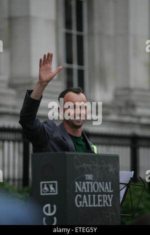 Londra, Regno Unito. Xiii Giugno, 2015. Altoparlante in corrispondenza di un 'statico marzo" protesta in Trafalgar Square. Sostenitori radunati per protestare contro il governo Sud Africano è evidente inerzia su questioni interne. Credito: Finn Nocher/Alamy Live News Foto Stock