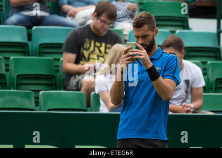 Tennis francese player Benoit Paire prende un selfie prima della sua corrispondenza nella manche di qualificazione di ATP Gerry Weber Open Tennis campionati a Halle, Germania. Foto Stock