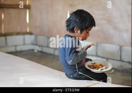 Guatemala ragazzo indigeni a casa in Aqua Escondida, Solola, Guatemala. Foto Stock