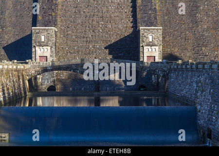 Il deflusso del serbatoio Claerwen. Elan Valley, Powys, Wales, Regno Unito, Europa. Foto Stock