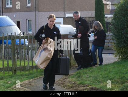 La polizia in Scozia a mantenere una presenza a 22 Parkhead Avenue, Longstone, Edimburgo, dopo un bambino è stato dichiarato morto nelle prime ore della mattina dalla polizia in Scozia. Nella foto è la polizia Scozia forensics frequentando la proprietà a riarsa Avenue di studiare ulteriormente la morte del bambino e i membri del pubblico che stabilisce i fiori al di fuori della casa di Edimburgo. Dotato di: polizia, atmosfera, pubblico, bambino, funzionari di polizia, vista in cui: Edimburgo, Regno Unito quando: 04 Feb 2015 Credit: WENN.com Foto Stock