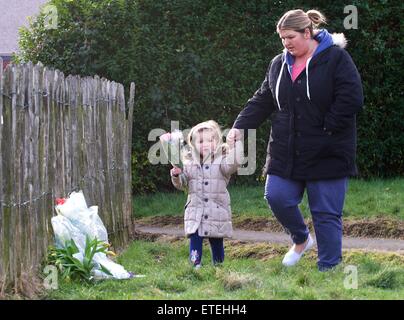 La polizia in Scozia a mantenere una presenza a 22 Parkhead Avenue, Longstone, Edimburgo, dopo un bambino è stato dichiarato morto nelle prime ore della mattina dalla polizia in Scozia. Nella foto è la polizia Scozia forensics frequentando la proprietà a riarsa Avenue di studiare ulteriormente la morte del bambino e i membri del pubblico che stabilisce i fiori al di fuori della casa di Edimburgo. Dotato di: polizia, atmosfera, pubblico, bambino, funzionari di polizia, vista in cui: Edimburgo, Regno Unito quando: 04 Feb 2015 Credit: WENN.com Foto Stock