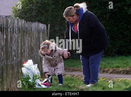 La polizia in Scozia a mantenere una presenza a 22 Parkhead Avenue, Longstone, Edimburgo, dopo un bambino è stato dichiarato morto nelle prime ore della mattina dalla polizia in Scozia. Nella foto è la polizia Scozia forensics frequentando la proprietà a riarsa Avenue di studiare ulteriormente la morte del bambino e i membri del pubblico che stabilisce i fiori al di fuori della casa di Edimburgo. Dotato di: polizia, atmosfera, pubblico, bambino, funzionari di polizia, vista in cui: Edimburgo, Regno Unito quando: 04 Feb 2015 Credit: WENN.com Foto Stock