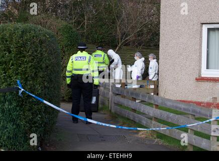 La polizia in Scozia a mantenere una presenza a 22 Parkhead Avenue, Longstone, Edimburgo, dopo un bambino è stato dichiarato morto nelle prime ore della mattina dalla polizia in Scozia. Nella foto è la polizia Scozia forensics frequentando la proprietà a riarsa Avenue di studiare ulteriormente la morte del bambino e i membri del pubblico che stabilisce i fiori al di fuori della casa di Edimburgo. Dotato di: polizia, atmosfera, pubblico, bambino, funzionari di polizia, vista in cui: Edimburgo, Regno Unito quando: 04 Feb 2015 Credit: WENN.com Foto Stock