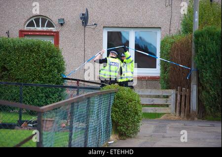 La polizia in Scozia a mantenere una presenza a 22 Parkhead Avenue, Longstone, Edimburgo, dopo un bambino è stato dichiarato morto nelle prime ore della mattina dalla polizia in Scozia. Nella foto è la polizia Scozia forensics frequentando la proprietà a riarsa Avenue di studiare ulteriormente la morte del bambino e i membri del pubblico che stabilisce i fiori al di fuori della casa di Edimburgo. Dotato di: polizia, atmosfera, pubblico, bambino, funzionari di polizia, vista in cui: Edimburgo, Regno Unito quando: 04 Feb 2015 Credit: WENN.com Foto Stock