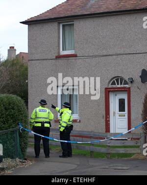 La polizia in Scozia a mantenere una presenza a 22 Parkhead Avenue, Longstone, Edimburgo, dopo un bambino è stato dichiarato morto nelle prime ore della mattina dalla polizia in Scozia. Nella foto è la polizia Scozia forensics frequentando la proprietà a riarsa Avenue di studiare ulteriormente la morte del bambino e i membri del pubblico che stabilisce i fiori al di fuori della casa di Edimburgo. Dotato di: polizia, atmosfera, pubblico, bambino, funzionari di polizia, vista in cui: Edimburgo, Regno Unito quando: 04 Feb 2015 Credit: WENN.com Foto Stock