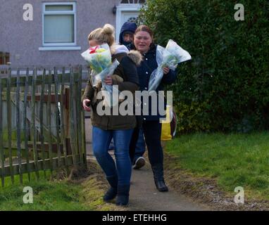 La polizia in Scozia a mantenere una presenza a 22 Parkhead Avenue, Longstone, Edimburgo, dopo un bambino è stato dichiarato morto nelle prime ore della mattina dalla polizia in Scozia. Nella foto è la polizia Scozia forensics frequentando la proprietà a riarsa Avenue di studiare ulteriormente la morte del bambino e i membri del pubblico che stabilisce i fiori al di fuori della casa di Edimburgo. Dotato di: polizia, atmosfera, pubblico, bambino, funzionari di polizia, vista in cui: Edimburgo, Regno Unito quando: 04 Feb 2015 Credit: WENN.com Foto Stock