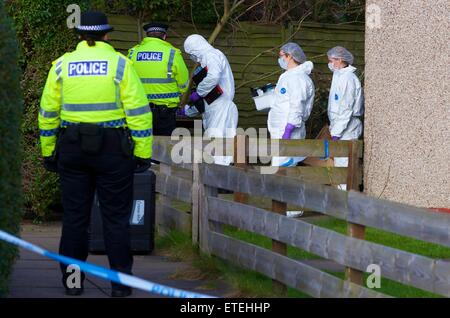 La polizia in Scozia a mantenere una presenza a 22 Parkhead Avenue, Longstone, Edimburgo, dopo un bambino è stato dichiarato morto nelle prime ore della mattina dalla polizia in Scozia. Nella foto è la polizia Scozia forensics frequentando la proprietà a riarsa Avenue di studiare ulteriormente la morte del bambino e i membri del pubblico che stabilisce i fiori al di fuori della casa di Edimburgo. Dotato di: polizia, atmosfera, pubblico, bambino, funzionari di polizia, vista in cui: Edimburgo, Regno Unito quando: 04 Feb 2015 Credit: WENN.com Foto Stock