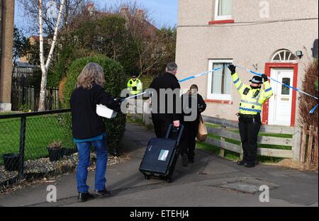 La polizia in Scozia a mantenere una presenza a 22 Parkhead Avenue, Longstone, Edimburgo, dopo un bambino è stato dichiarato morto nelle prime ore della mattina dalla polizia in Scozia. Nella foto è la polizia Scozia forensics frequentando la proprietà a riarsa Avenue di studiare ulteriormente la morte del bambino e i membri del pubblico che stabilisce i fiori al di fuori della casa di Edimburgo. Dotato di: polizia, atmosfera, pubblico, bambino, funzionari di polizia, vista in cui: Edimburgo, Regno Unito quando: 04 Feb 2015 Credit: WENN.com Foto Stock