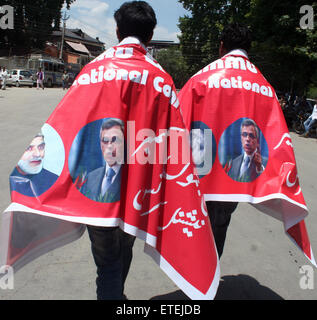 Srinagar Kashmir. Xiii Giugno, 2015. I sostenitori di opposizione principale conferenza nazionale (NC) prima del marzo contro di Jammu e Kashmir, il governo ha preso una massiccia protesta rally contro il PDP-BJP governo nello stato, rottura barricate della polizia e sfidando baton carica per raggiungere Srinagar storico Chowk Lal.signor Abdullah ha portato il rally da sher-e-Kashmir Park, dove centinaia di suoi sostenitori provenienti da tutta la valle sono in attesa per la lavorazione NC presidente, per evidenziare il 'fallimento' del governo dello Stato che ha completato 100 giorni Ultima settimana Credito: Sofi Suhail/Alamy Live News Foto Stock