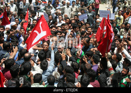 Srinagar Kashmir. Xiii Giugno, 2015.ex Primo Ministro Abdullah Omar conduce marzo contro di Jammu e Kashmir, il governo ha preso una massiccia protesta rally contro il PDP-BJP governo nello stato, rottura barricate della polizia e sfidando baton carica per raggiungere Srinagar storico Chowk Lal.signor Abdullah ha portato il rally da sher-e-Kashmir Park, dove centinaia di suoi sostenitori provenienti da tutta la valle sono in attesa per la lavorazione NC presidente, per evidenziare il 'fallimento' del governo dello Stato che ha completato 100 giorni Ultima settimana Credito: Sofi Suhail/Alamy Live News Foto Stock