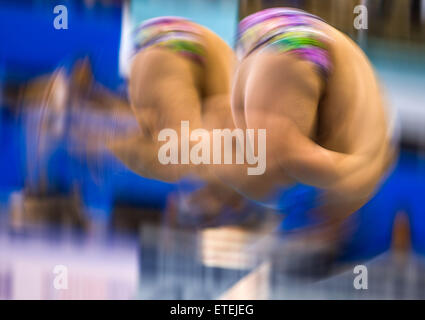 Rostock, Germania. 12 Giugno, 2015. I subacquei polacco Andrzej Rzeszutek e Kacper Lesiak negli uomini 3 metro sincronizzato in finale gli Europei di Tuffi al Neptunschwimmhalle a Rostock (Germania), 12 giugno 2015. (Presa con un tempo di esposizione lungo.) Il duo Polacco venne 4th. JENS BUETTNER/dpa/Alamy Live News Foto Stock