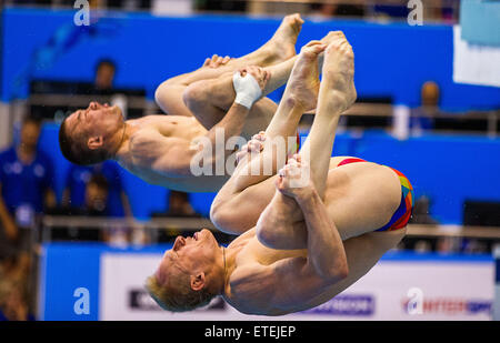 Rostock, Germania. 12 Giugno, 2015. I subacquei russi e difendere la champions Ilja Sacharow e Jewgeni Kusnezow negli uomini 3 metro sincronizzato in finale gli Europei di Tuffi al Neptunschwimmhalle a Rostock (Germania), 12 giugno 2015. I russi hanno vinto e mantengono il loro titolo. JENS BUETTNER/dpa/Alamy Live News Foto Stock