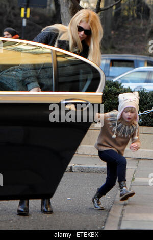 Claudia Schiffer visto fuori e circa a Londra con la figlia Cosima Violet dotate di: Claudia Schiffer, Cosima Violet De Vere Drummond dove: Londra, Regno Unito quando: 05 Feb 2015 Credit: WENN.com Foto Stock