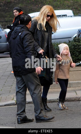 Claudia Schiffer visto fuori e circa a Londra con la figlia Cosima Violet dotate di: Claudia Schiffer, Cosima Violet De Vere Drummond dove: Londra, Regno Unito quando: 05 Feb 2015 Credit: WENN.com Foto Stock