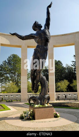 Statua, Normandia American Cimitero e memoriale, la spiaggia di Omaha, Guerra Mondiale 2 sbarco in Normandia Foto Stock