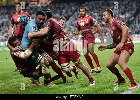 Sydney, Australia. Xiii Giugno, 2015. Super Rugby. NSW NSW Waratahs versus il Queensland Reds. Waratahs Wycliff Palu è inondato da i rossi di difesa. Il Waratahs vinto 31-5. Credito: Azione Sport Plus/Alamy Live News Foto Stock