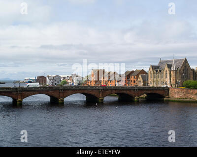 Vista del nuovo ponte stradale sul fiume Ayr costruito 1878 al Teatro borderline e rifatti area dock Ayr Scozia il bel giorno di maggio Foto Stock