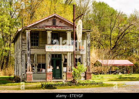 Due rane in sella a una moto antiquariato, 13262 Hannover Courthouse Road, Hannover, Virginia Foto Stock