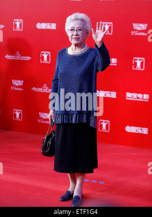 (150613) -- Shanghai, 13 giugno 2015 (Xinhua) -- artista Qin Yi passeggiate il tappeto rosso al XVIII Shanghai International Film Festival di Shanghai, Cina orientale, Giugno 13, 2015. Il 9-day festival ha dato dei calci a fuori di sabato. (Xinhua/Ding Ting) (mp) Foto Stock