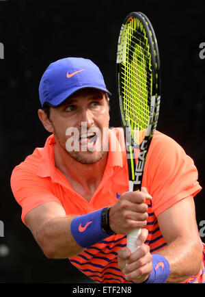 Stuttgart, Germania. 12 Giugno, 2015. Mischa Zverev della Germania svolge un rovescio durante il trimestre finale di ATP torneo di tennis contro Cilic della Croazia a Stoccarda, Germania, 12 giugno 2015. Foto: MARIJAN MURAT/DPA/Alamy Live News Foto Stock