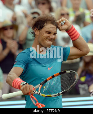 Stuttgart, Germania. Xiii Giugno, 2015. Rafael Nadal di Spagna celebra dopo la sua vittoria in semifinale di ATP torneo di tennis contro Monfils di Francia a Stoccarda, Germania, 13 giugno 2015. Foto: MARIJAN MURAT/DPA/Alamy Live News Foto Stock