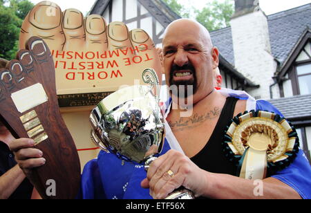 Ashbourne, Derbyshire, Regno Unito. Il 13 giugno 2015. Veterano di convergenza concorrente di wrestling Alan 'brutto' Nash a conservare il suo titolo di Campione del Mondo al Bentley Brook Inn in Fenny Bentley Credito: Matthew Taylor/Alamy Live News Foto Stock