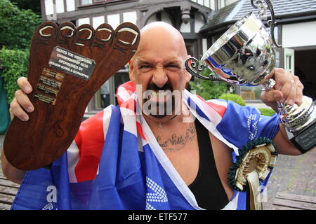 Ashbourne, Derbyshire, Regno Unito. Il 13 giugno 2015. Veterano di convergenza concorrente di wrestling Alan 'brutto' Nash a conservare il suo titolo di Campione del Mondo al Bentley Brook Inn in Fenny Bentley Credito: Matthew Taylor/Alamy Live News Foto Stock