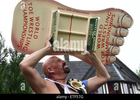 Ashbourne, Derbyshire, Regno Unito. Il 13 giugno 2015. Veterano di convergenza concorrente di wrestling Alan 'brutto' Nash a conservare il suo titolo di Campione del Mondo al Bentley Brook Inn in Fenny Bentley Credito: Matthew Taylor/Alamy Live News Foto Stock