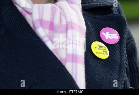 Hannah Bardell, SNP candidato per Livingston nell'elezione generale, ha avuto una squadra di volontari a domicilio in tutto il collegio elettorale questo pomeriggio. Lei ha parlato di persone sui loro gradini di casa su questioni che li riguardano compresa Joyce Cairns chi ha problemi di mobilità. Lei spera di estromettere la seduta la manodopera MP, Graeme Morrice. Dotato di: Vista Dove: Livingston, Regno Unito quando: 08 Feb 2015 Credit: WENN.com Foto Stock