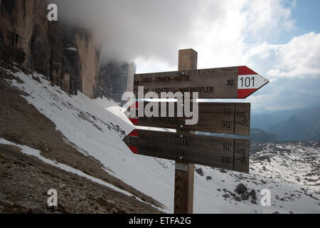 Il eroso vette delle Tre Cime di Lavaredo / Drei Zinnen, Dolomiti tra le nuvole, Italia Foto Stock