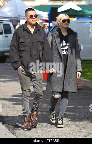 Ashlee Simpson e il marito Evan Ross tenendo le mani su una romantica gita presso lo Studio City Farmers Market dove hanno acquistato sei contenitori di salsa fresca. Indossava jeans strappati e adidas sport shirt sotto un grigio cappotto invernale mentre Evan indossava un mantello di combattimento con 'Ssolletica' come il tag name con: Ashlee Simpson, Evan Ross dove: Los Angeles, California, Stati Uniti quando: 08 Feb 2015 Credit: VALPO NNEWs/WENN.com Foto Stock