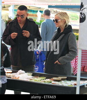 Ashlee Simpson e il marito Evan Ross tenendo le mani su una romantica gita presso lo Studio City Farmers Market dove hanno acquistato sei contenitori di salsa fresca. Indossava jeans strappati e adidas sport shirt sotto un grigio cappotto invernale mentre Evan indossava un mantello di combattimento con 'Ssolletica' come il tag name con: Ashlee Simpson, Evan Ross dove: Los Angeles, California, Stati Uniti quando: 08 Feb 2015 Credit: VALPO NNEWs/WENN.com Foto Stock