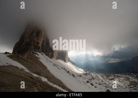 Il eroso vette delle Tre Cime di Lavaredo / Drei Zinnen, Dolomiti tra le nuvole, Italia Foto Stock