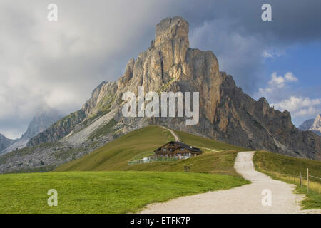 Il Giau Passo di montagna con il maestoso Gusela del Nuvolau in background, Dolomiti, Italia. Foto Stock