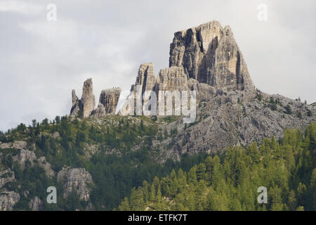 Le Cinque Torri le formazioni rocciose delle Dolomiti, Cortina d'Ampezzo, Italia. Foto Stock